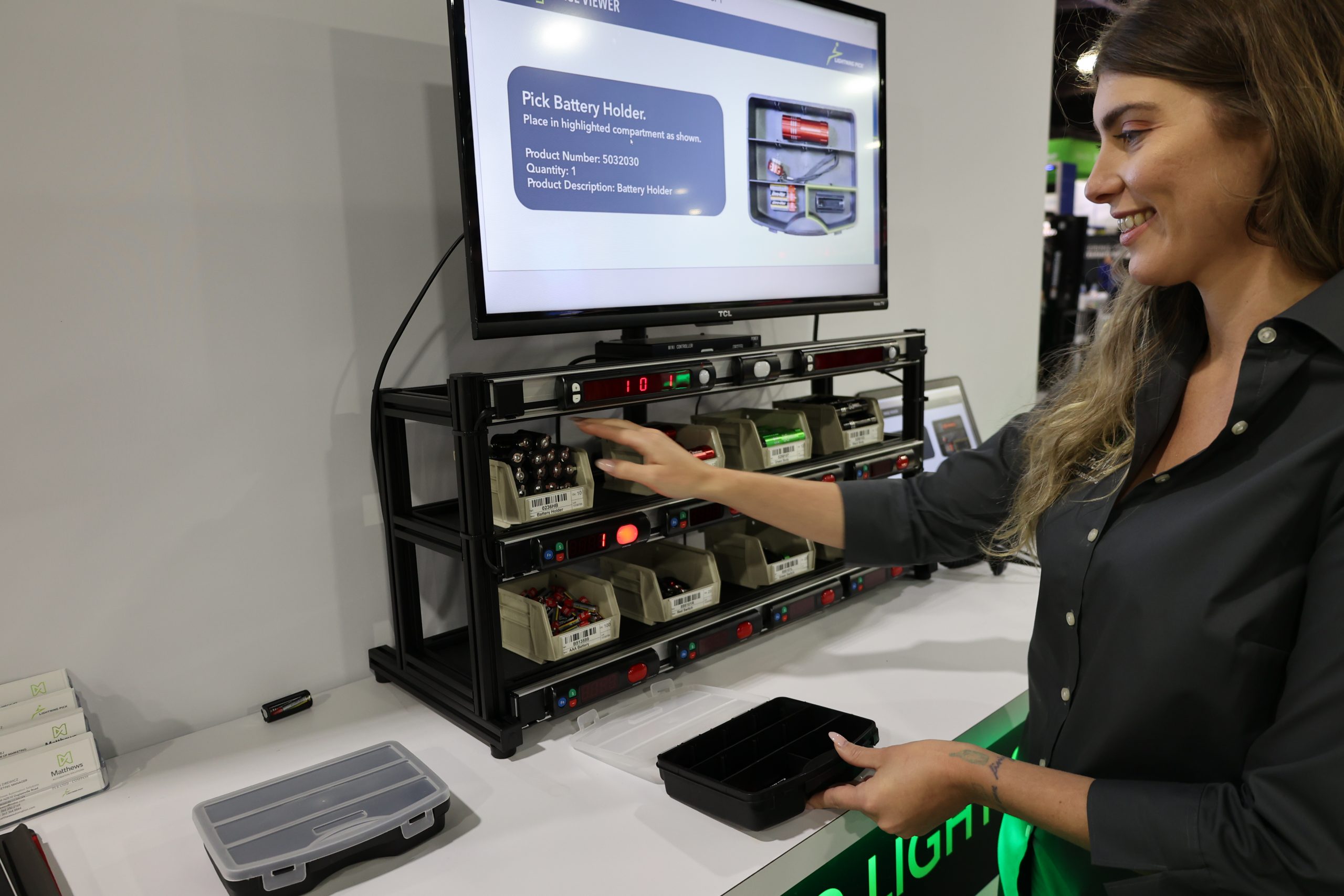 Operator performing kitting demo in a trade show booth